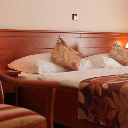 Bed and Breakfast Dorijini Dvori Baška Voda Habitación foto