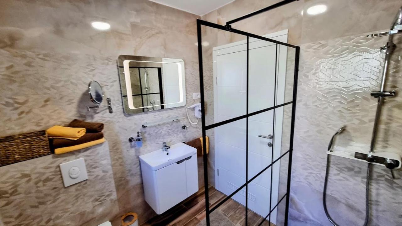 Bed and Breakfast Dorijini Dvori Baška Voda Exterior foto
