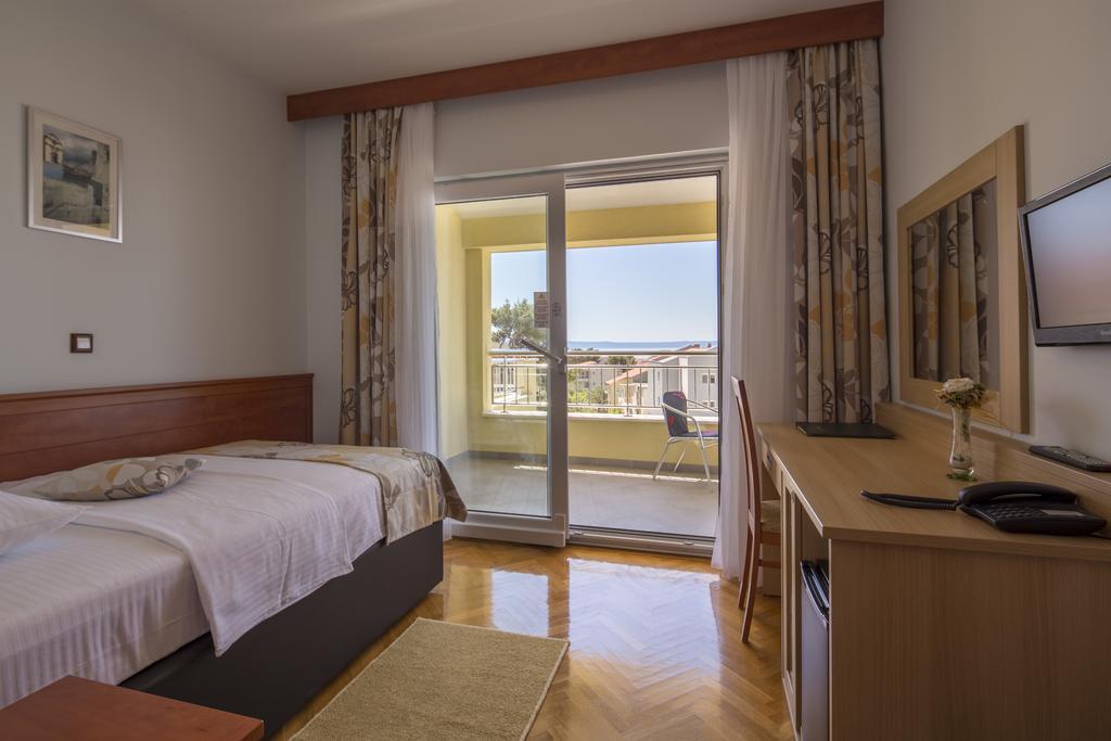 Bed and Breakfast Dorijini Dvori Baška Voda Exterior foto